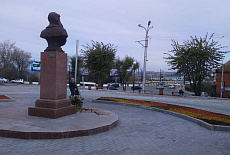 Сквер у памятника Челнокову
