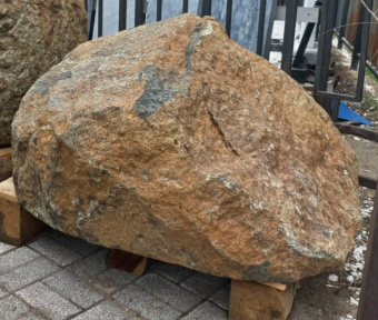 Валуны из натурального природного гранита Baikal Black