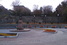 Сквер у памятника Челнокову